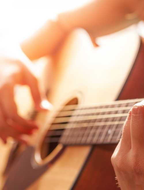 Приглашаем на онлайн мастер-класс, где можно будет обучиться игре на гитаре.
