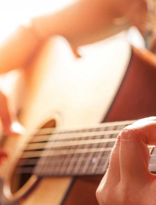 Приглашаем 12 апреля на онлайн мастер-класс, где можно будет обучиться игре на гитаре.