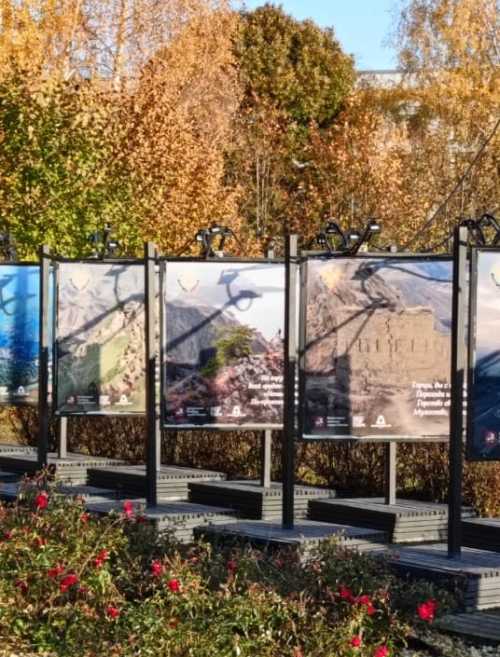 В этнографической деревне Бибирево открылась для посетителей парка фотовыставка, посвященная 100-летию со дня рождения Расула Гамзатова - народного поэта Республики Дагестан.
